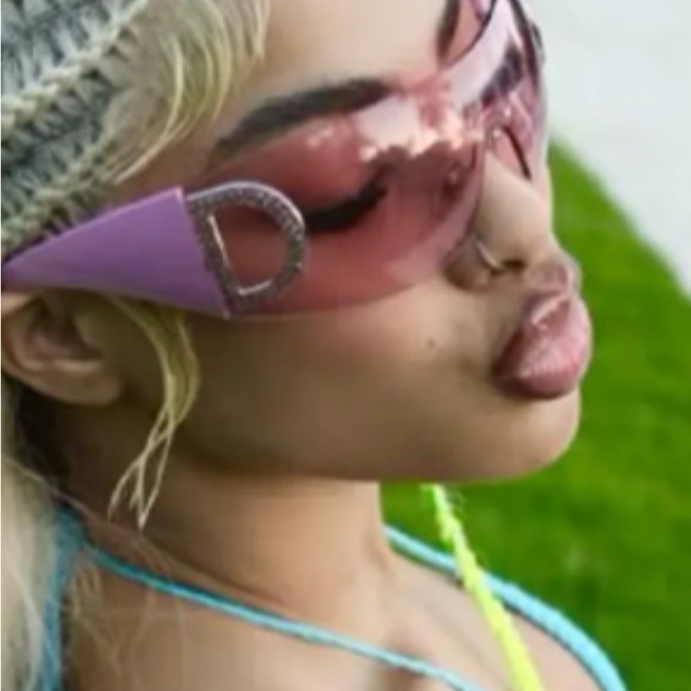 RE-EDITION SUNGLASSES 😎 - Picture 3 of 10